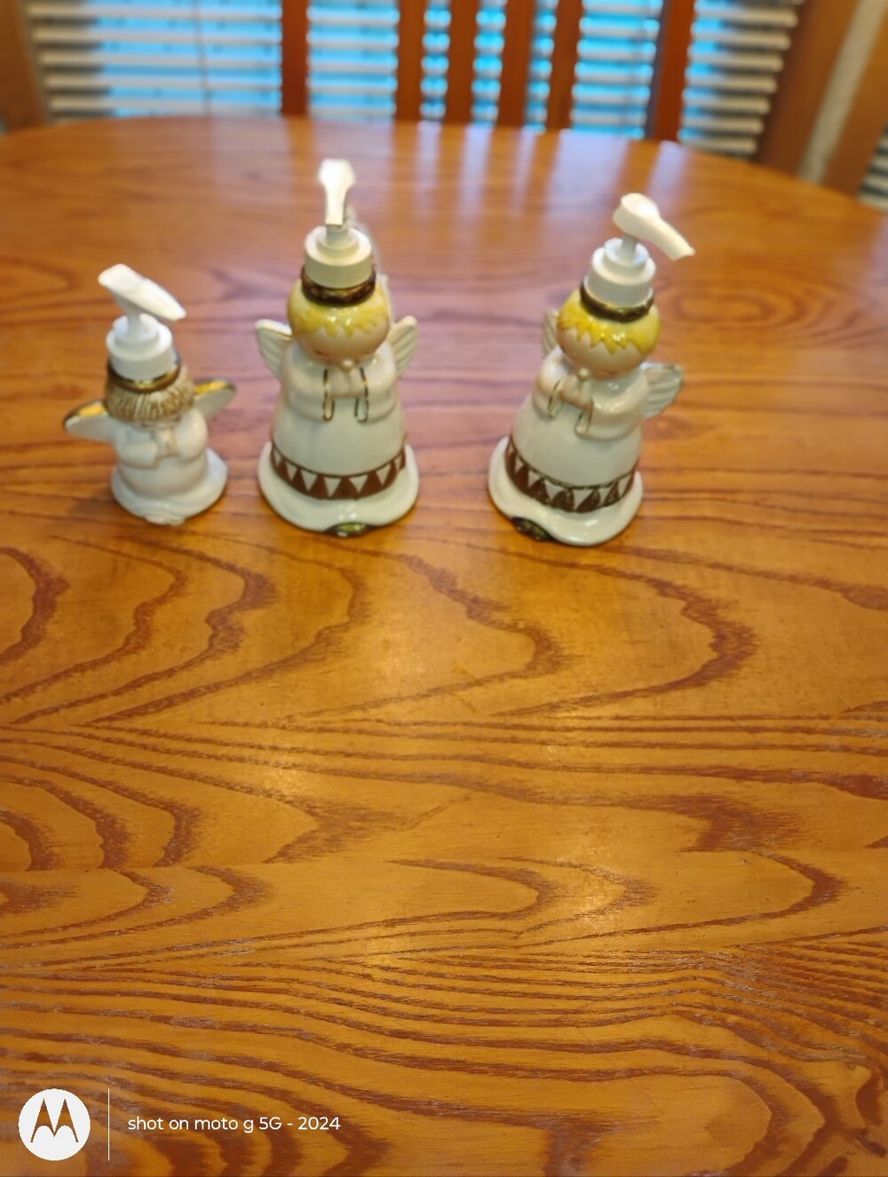 White and Gold Ceramic Angel Pump Set